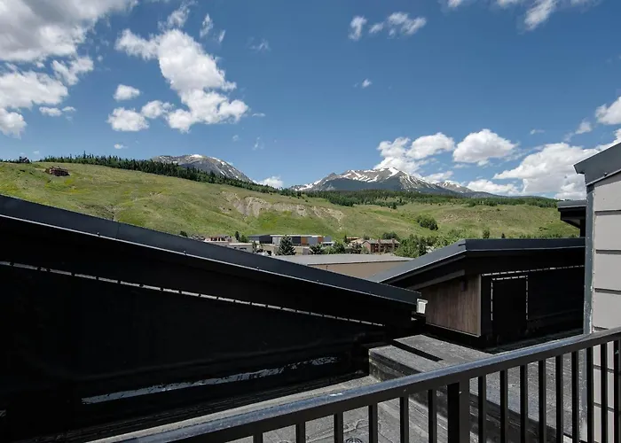 Fourth Street Crossing Traverse Townhome: Stylish Retreat